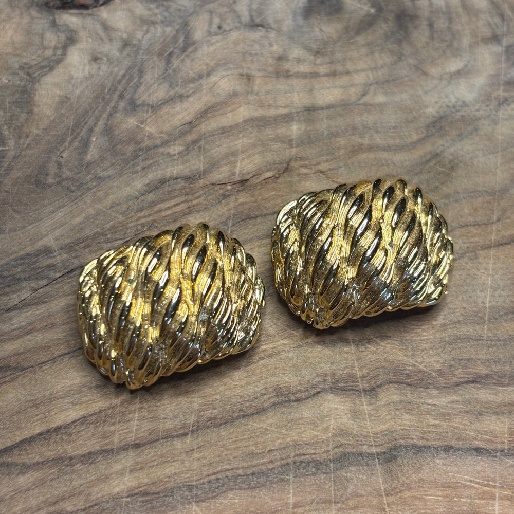 Vintage 80s Gold Tone Chunky Ribbed Shrimp Clip-On Earrings